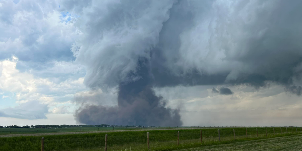 Il video mostra un grande tornado in Canada che provoca feriti e danni