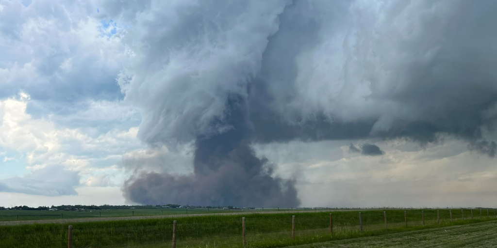 Das Video zeigt einen großen Tornado in Kanada, der Verletzungen und Schäden verursacht