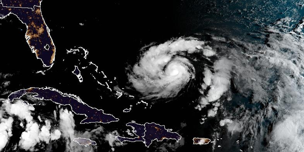 Franklin intensiveert snel en wordt de eerste grote orkaan van het seizoen.  Oostkust om gevaarlijke muistromingen te zien