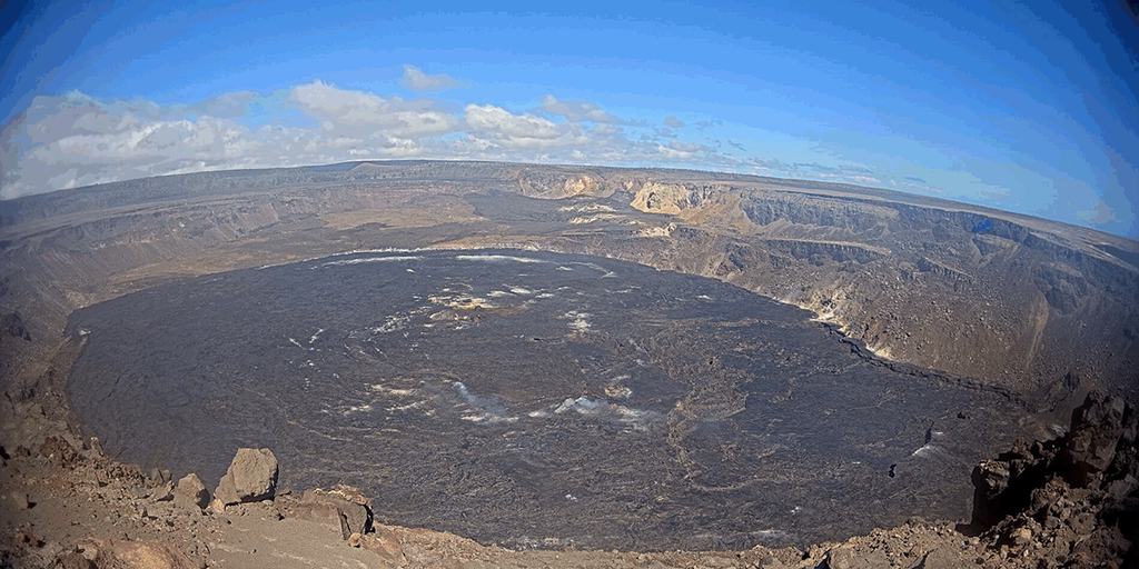 Kilauea volcano in Hawaii 'exhibiting signs of elevated unrest' | Fox ...