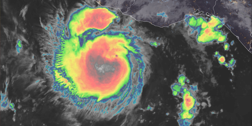 La tormenta tropical Otis se acerca a la fuerza de un huracán acercándose a la costa sur de México