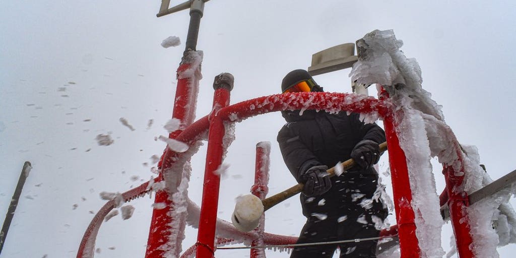 A day in the life of people observing ‘world’s worst weather’ atop New ...