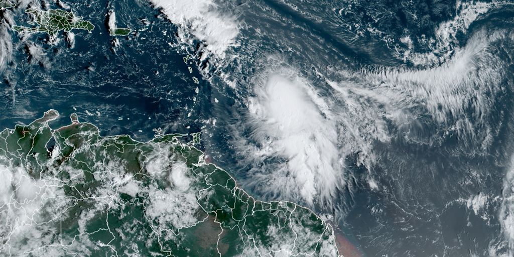 Tammy doğu Karayip adalarına yaklaşırken tropikal fırtına alarmı verildi