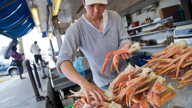 UNITED STATES - JULY 9: Dennis Kim of Pruitt's Seafood sorts Alaska Snow Crabs in southwest's Maine Avenue Fish Market. (Photo By Tom Williams/CQ Roll Call)