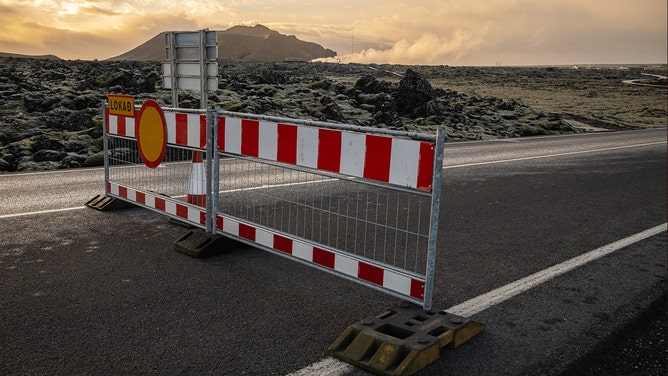 The access road to Blue Lagoon has been closed to avoid incidents in the area in the event of a possible volcanic eruption.