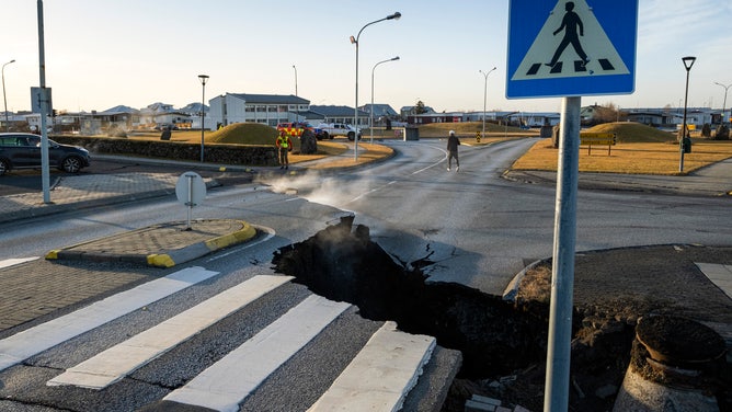 Nervous Grindavik residents quickly return to danger zone amid fears of ...