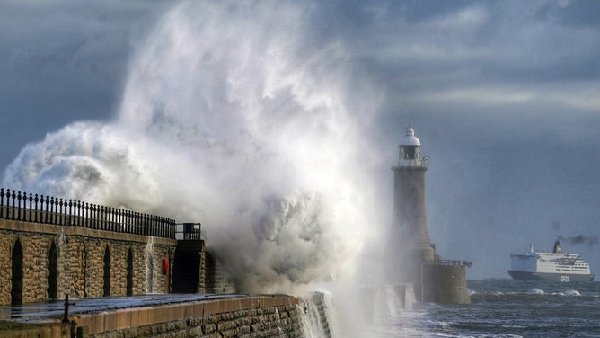 Spectacular waves crash into England shore as spring tides mix with ...