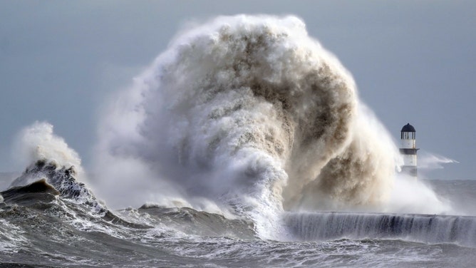 Spectacular waves crash into England shore as spring tides mix with ...