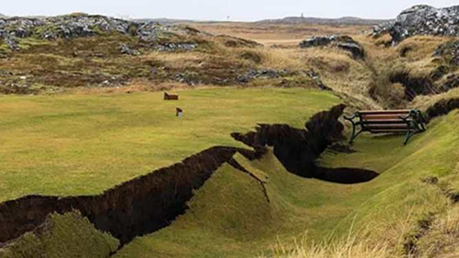The golf course in Grindavík is experiencing significant cracking from earthquakes.