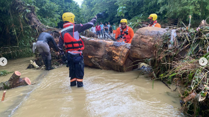 Dominican Republic civil defense crews responding to the flooding on Nov. 18. (Image: Defense Civil DR)