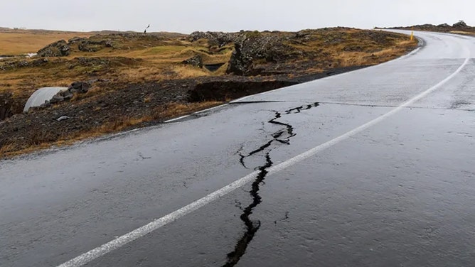 The golf course in Grindavík is experiencing significant cracking from earthquakes.