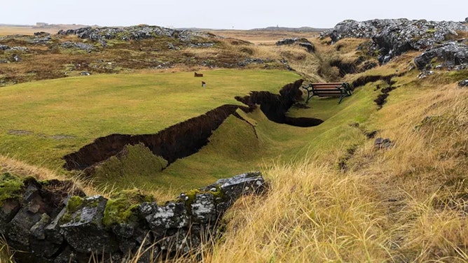 The golf course in Grindavík is experiencing significant cracking from earthquakes.