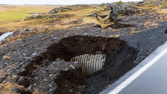 The golf course in Grindavík is experiencing significant cracking from earthquakes.