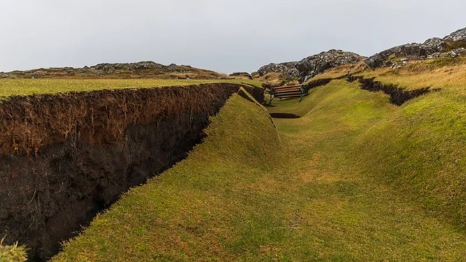 The golf course in Grindavík is experiencing significant cracking from earthquakes.