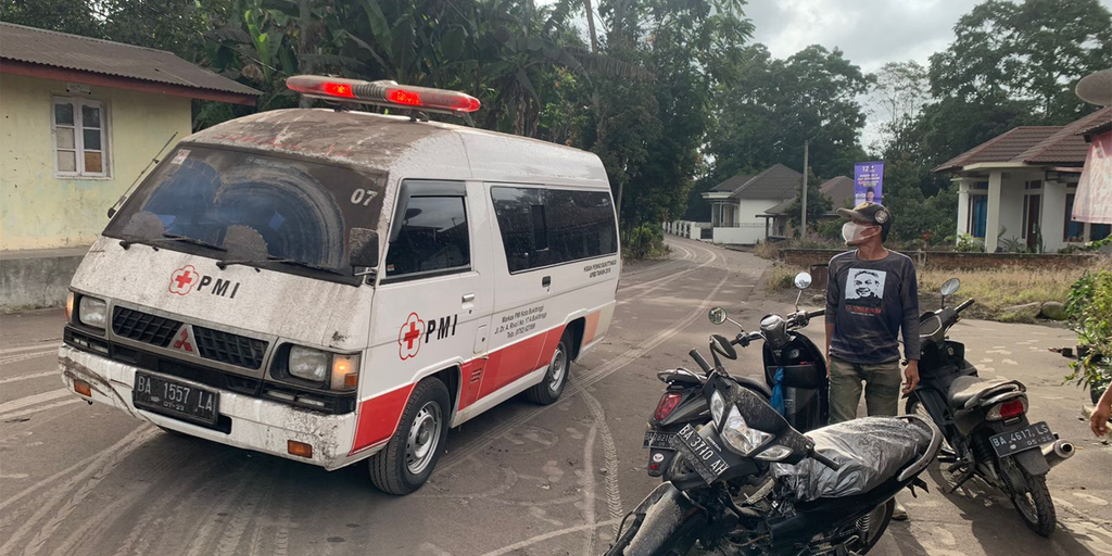 De Marabi-vulkaan in Indonesië is met een luid gebrul uitgebarsten en heeft giftige as in de lucht gespoten De Marabi-vulkaan in Indonesië is met een luid gebrul uitgebarsten en heeft giftige as in de lucht gespoten