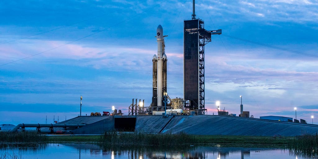 군용 우주선이 지연 후 SpaceX Falcon Heavy Rocket에서 발사될 예정입니다.