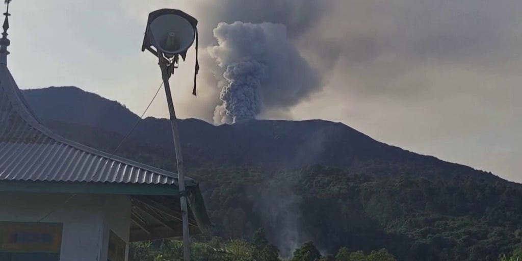 Gunung Marabi di Indonesia kembali meletus, mengeluarkan abu dan asap beracun