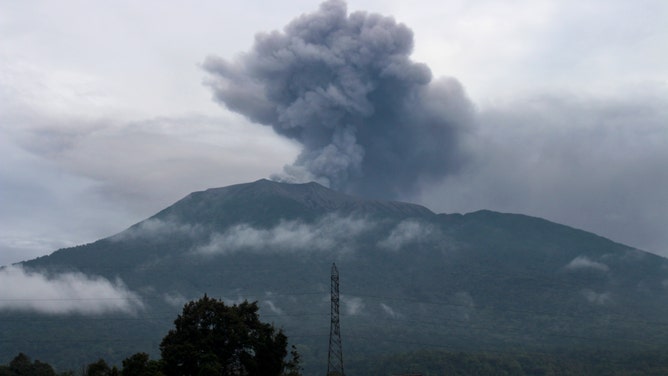 TOPSHOT – Popiół wulkaniczny wyrzucany z góry Marabi podczas erupcji w wiosce Batu Palano w Agam, 4 grudnia 2023 r.  (Zdjęcie: ADI PRIMA / AFP) (Zdjęcie: ADI PRIMA/AFP za pośrednictwem Getty Images)