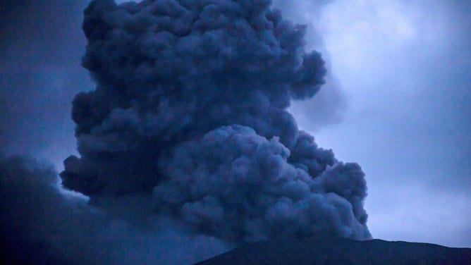 Góra Marabi wyrzuca materiał wulkaniczny 4 grudnia 2023 r. na Zachodniej Sumatrze w Indonezji.  Góra Marabi w indonezyjskiej prowincji Sumatra Zachodnia wybuchła w niedzielę, wyrzucając popiół, który spadł na obszary oddalone o kilka kilometrów.  (Zdjęcie: Andri Mardiansyah/Xinhua za pośrednictwem Getty Images)