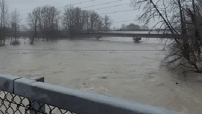 Een overstroomde Stillaguamish-rivier, gezien vanaf Heller Bridge in Arlington, Washington.  5 december 2023.