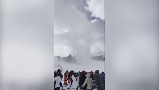 An impressive snownado amazed a crowd at a ski resort in Breckenridge, Colorado. The phenomenon was caused by extremely strong winds earlier this week.