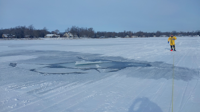 Minnesota man dies after vehicle breaks through thin ice | Fox Weather