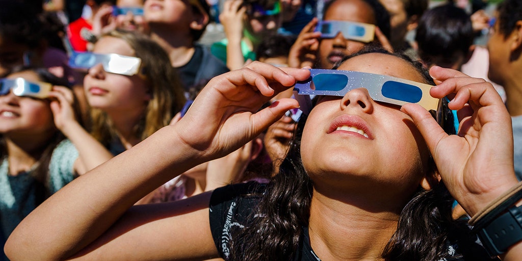 In the United States, millions of people wait for a total solar eclipse, waiting for a unique experience