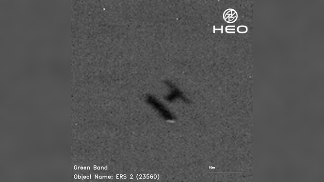 O satélite ERS-2 da ESA caiu ao descer pela atmosfera em 29 de janeiro de 2024.  As imagens foram capturadas pela empresa australiana HEO em nome da Agência Espacial do Reino Unido, usando câmeras de outros satélites.
