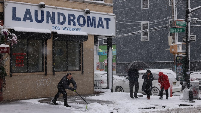 See It: Nor'easter Brings Snow To New York City | Fox Weather