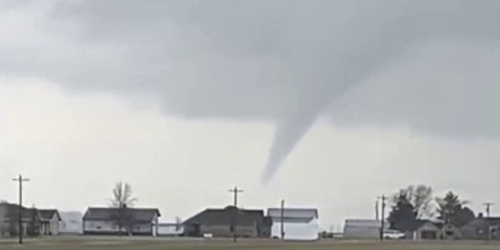 Landspout tornado caught on camera as it swirled near Ohio highway ...