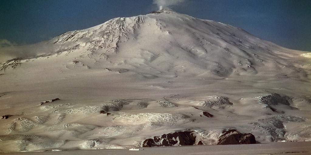 Este volcán activo en la Antártida arroja verdadero polvo de oro