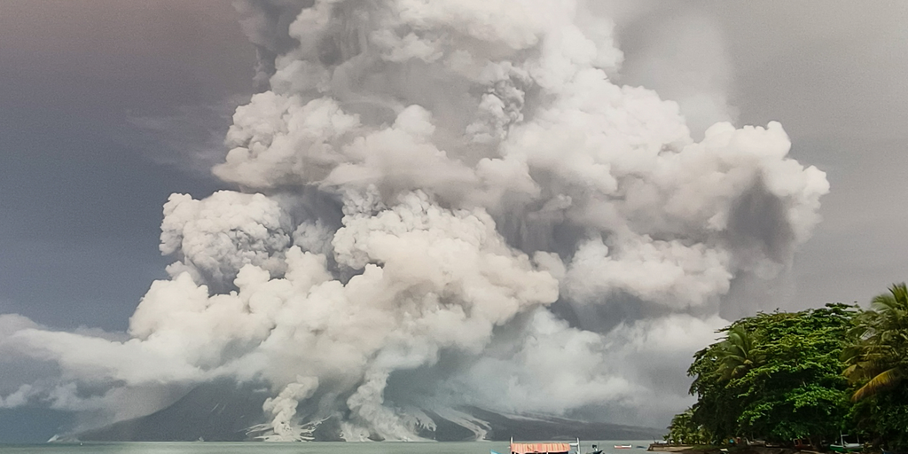 Video menunjukkan kilatan petir dari awan abu selama letusan gunung berapi di Indonesia