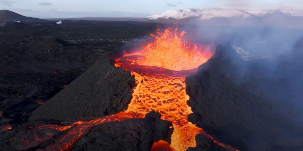 Drohnenvideo zeigt Lava, die aus einem Vulkankrater in Island fließt Drohnenvideo zeigt Lava, die aus einem Vulkankrater in Island fließt