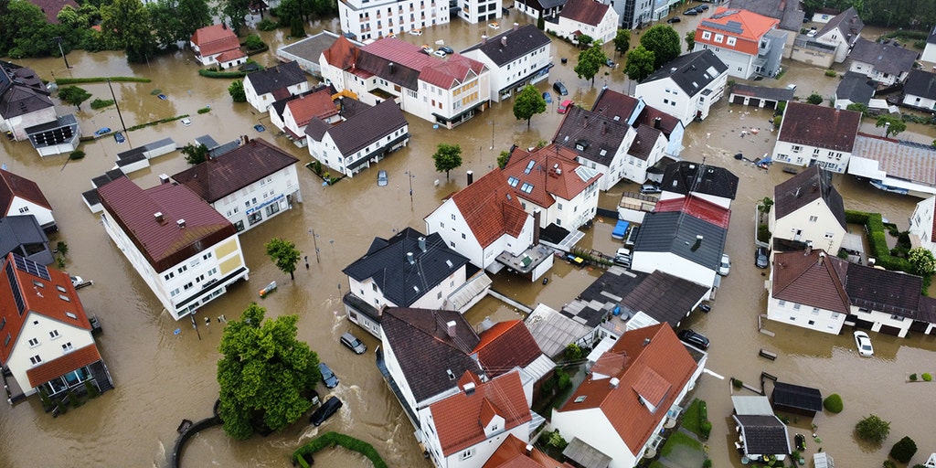 Heftige Regenfälle überschwemmen Teile Süddeutschlands, während in Bayern der Ausnahmezustand herrscht