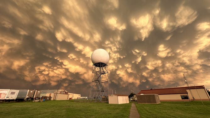 Dodge City Mammatus Clouds