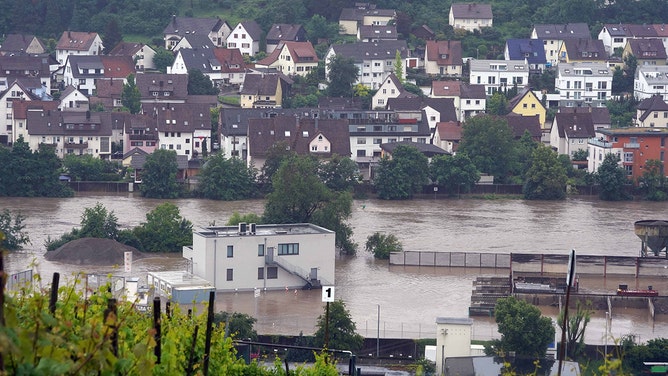 In Benningen am Neckar in the district of Ludwigsburg, buildings are flooded by the Neckar, which has burst its banks here.