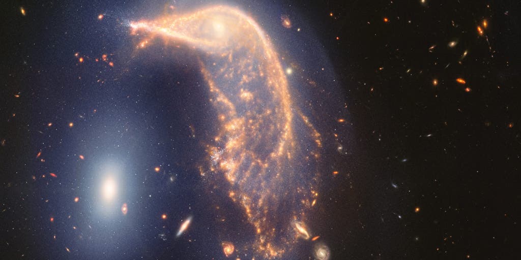 „Kosmiczny taniec” galaktyki Arp 142 świętuje drugą rocznicę powstania Teleskopu Jamesa Webba