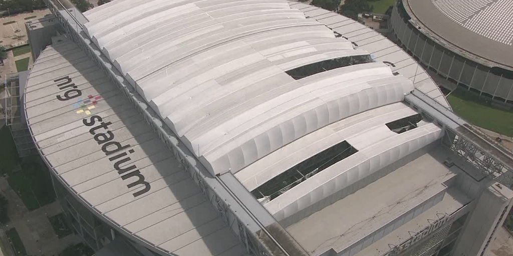 El techo del NRG Stadium de Houston no resiste el huracán Beryl