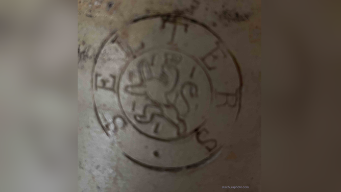 Selter's seal on a clay bottle.