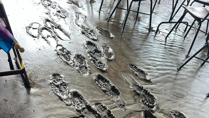 Barro en el suelo después de la inundación del 30 de julio en la panadería Tirozzi's en Vermont.