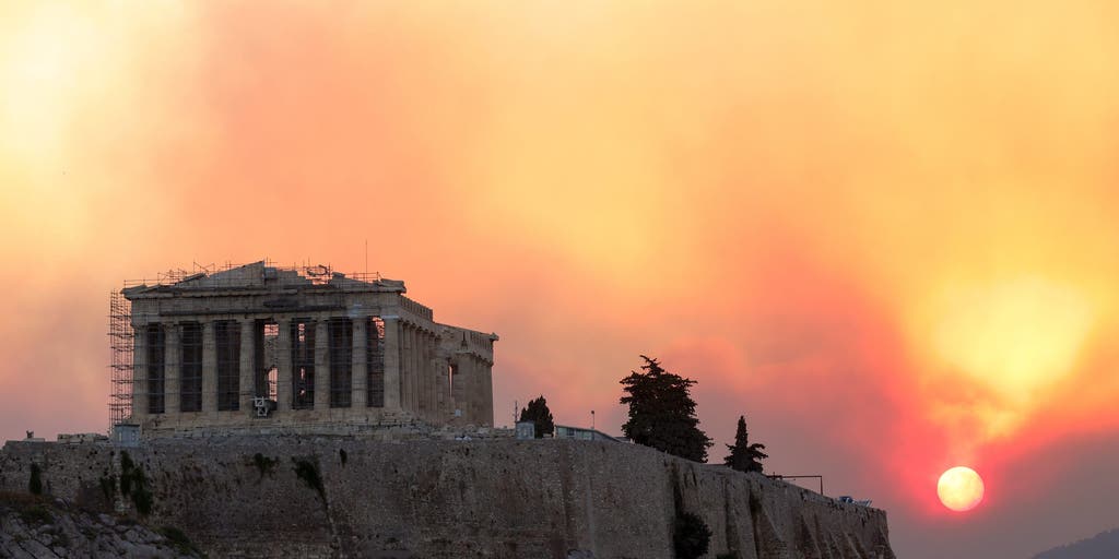 VIDEO: Forest fire near Athens forces Greek residents to flee