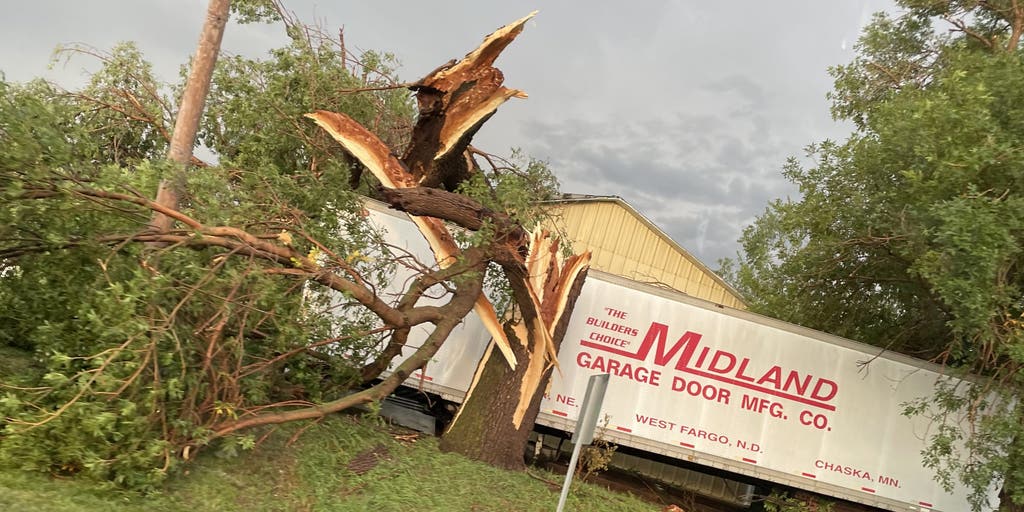 Powerful bow echo slams Omaha with hurricane-force winds