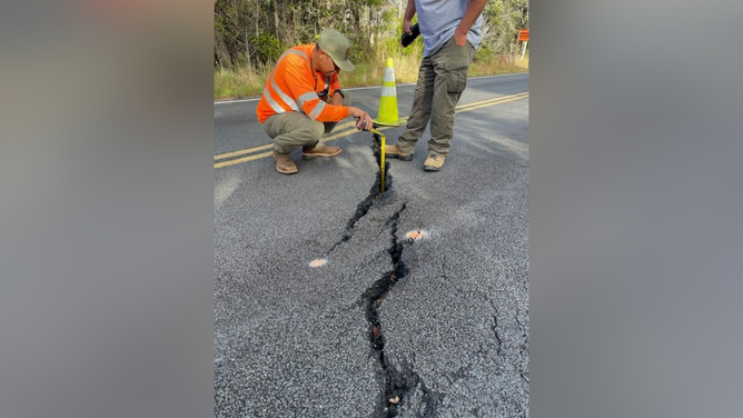 Crack in Chain of Craters Road.