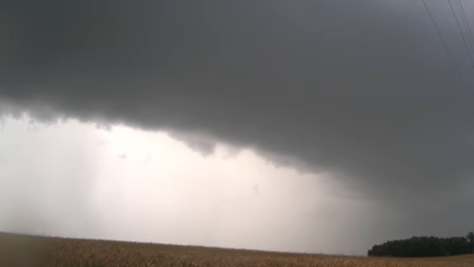 Severe thunderstorms spotted from Thompson, Iowa