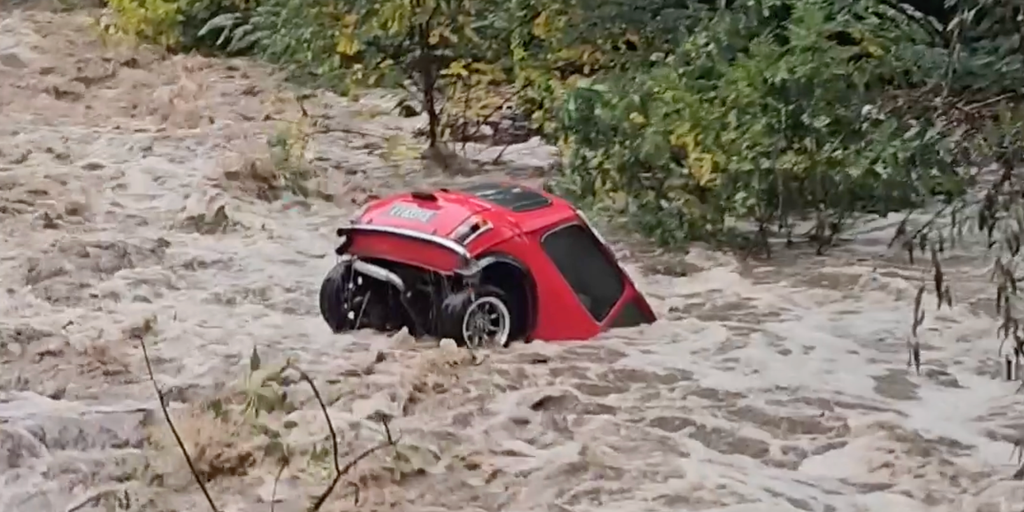 Видео: Наводнения отнесоха Mini Cooper в Южна Франция