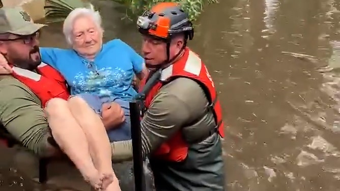 Os deputados da Flórida arriscaram suas vidas para resgatar uma mulher de 91 anos presa em sua casa em meio a enchentes devastadoras após o furacão Helene.
