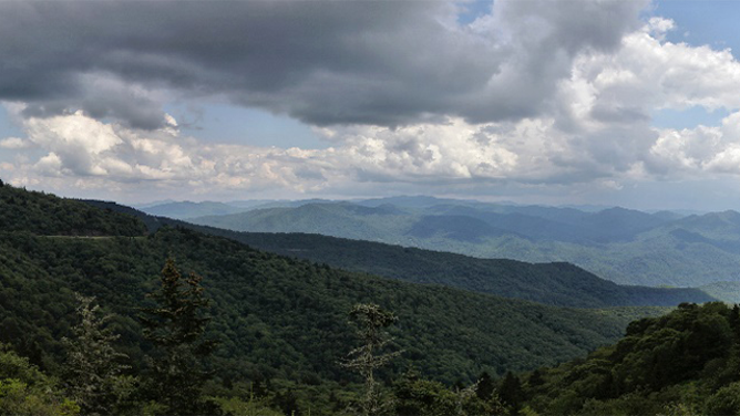 Ezen a képen a Waterrock Knob Overlook látható kelet felé a 451.2-es mérföldoszlopnál