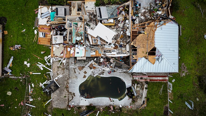 2024 年 10 月 11 日に撮影されたこの航空写真には、フロリダ州ポート セント ルーシーのハリケーン ミルトン後に破壊された家が写っています。