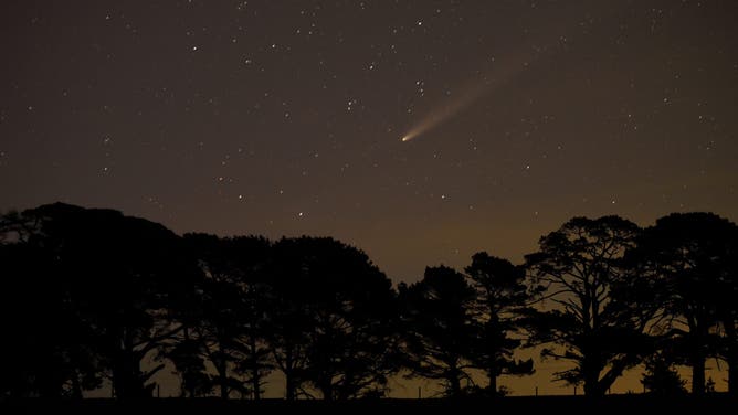 2024年10月21日、メルボルン南東140キロのフィッシュクリーク上空で、太陽直後の空に彗星C/2023 A3ツチンシャン・アトラスが見られる。 