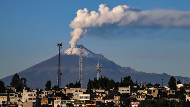 メキシコのポポカテペトル火山。